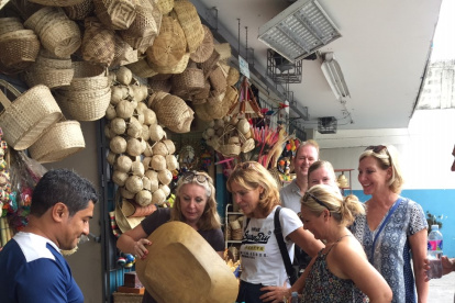 Tradición. Un grupo de turistas pregunta por los utensilios típicos de los pueblos, uno de ellos la batea para preparar "bolones’.