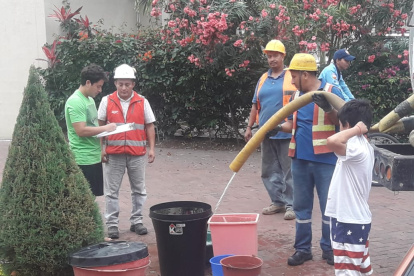 Tanqueros ofrecieron abastecimiento alternativo a los habitantes de vía a la Costa.