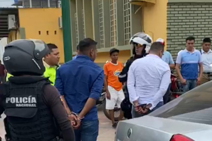 La Policía detuvo a dos personas armadas fuera del Municipio.