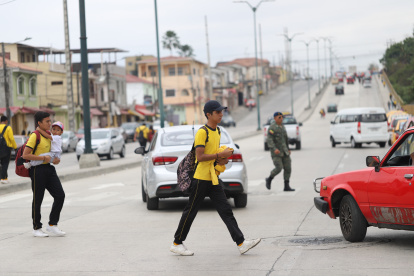 Riesgo. Cientos de estudiantes del Teniente Hugo Ortiz cruzan la vía Alvarado Oleas para ir y salir del colegio.