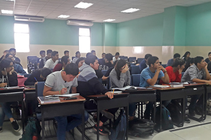 Trabajo. Al igual que este grupo de estudiantes, otros se preparan para la prueba de admisión en la Espol.