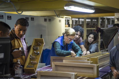 La investigadora Mariela García ubica en las vitrinas las piezas arqueológicas.