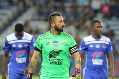 El portero azul es capitán y líder en el campo.