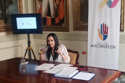 La secretaria Dora Ordóñez durante la rueda de prensa en la Gobernación del Guayas.