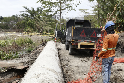 Reparación de tubería en el sector de vía a la costa.

5 DICIEMBRE del 2018

GERARDO MENOSCAL

Agencia (ag-expreso)