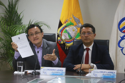 Christian Cruz (d) hizo el anuncio acompañado del consejero David Rosero.