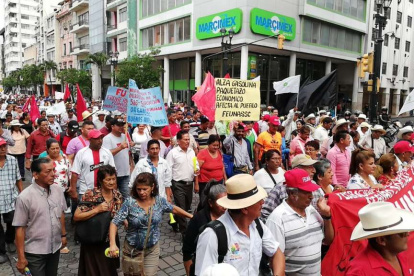 A la Caja del Seguro, en el centro de Guayaquil, llegaron manifestantes para exponer su rechazo a las reformas tributarias del Gobierno.