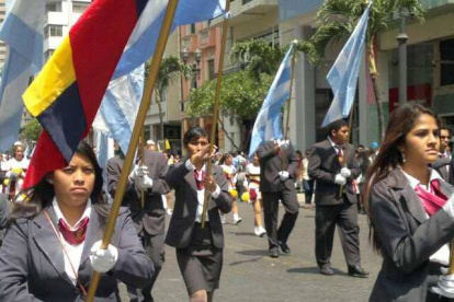 Hecho. En la 9 de Octubre, los espectadores observaron el espectáculo tras una reja que evitó que las personas crucen entre los alumnos