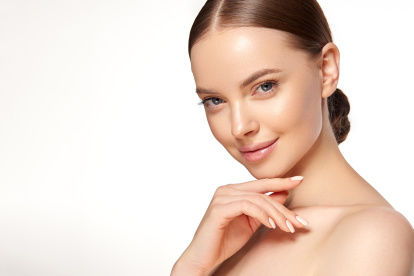 La mascarilla de carbón activado reduce las líneas de expresión y mejora la textura del cutis.