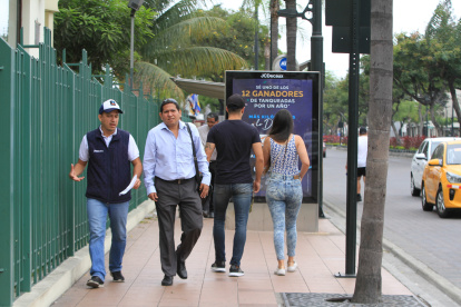 Rótulos publicitarios ocupan gran parte de la vereda.