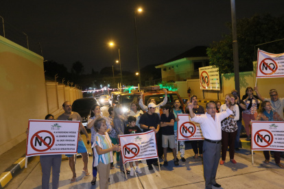 Residentes de la ciudadela Los Olivos 2 protestan con pancartas.
