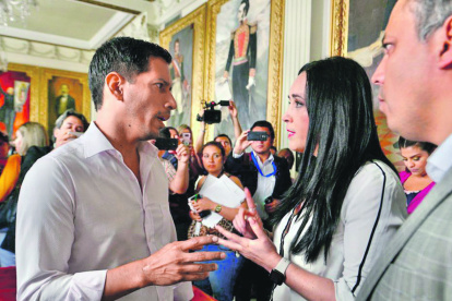 Guayaquil. La secretaria Ordóñez conversa con el abogado de extrabajadores una vez concluida su exposición.