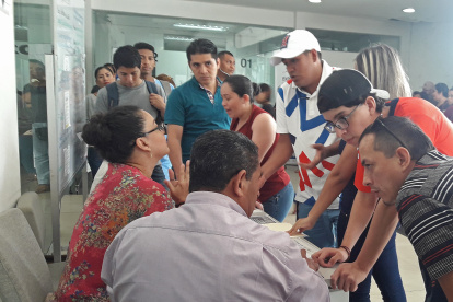 Jornada. Decenas de personas acuden a la Senescyt para pedir apoyo porque aún no pueden inscribirse.