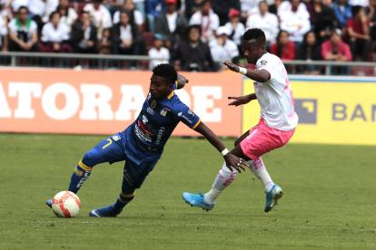 Orejuela de Liga de Quito disputa el balón con Rojas del Delfin en el estadio Rodrigo Paz.