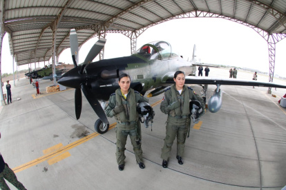 En la gráfica. María Cueva y Jazmín Pérez cumplen con el ejercicio final previo a su graduación como las primeras pilotos de combate.