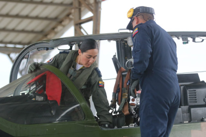 Las nuevas pilotos fueron acompañadas de dos instructores.