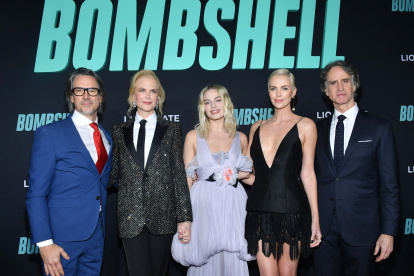 El guionista Charles Randolph, Nicole Kidman, Margot Robbie, Charlize Theron y el director Jay Roach en la presentación de la cinta en el teatro Regency Village, en Los Ángeles.