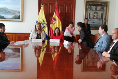 Laura Donoso, viceministra de Relaciones Exteriores, y Carla Cohí, consejera Económica y Comercial de la Embajada de España, firmaron convenios de cooperación dentro del Programa de Canje de Deuda a favor de las Universidades de Cuenca y Técnica de Ambato.