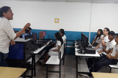 Funcionario del Ineval explica a los estudiantes las modificaciones de la prueba Ser Bachiller.