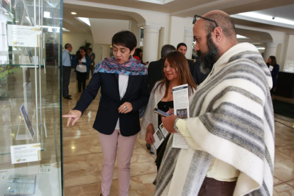 Invitados observan la muestra museográfica en la Cancillería