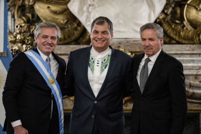 Invitación. El expresidente Rafael Correa (c) participó del acto de posesión del nuevo presidente argentino.