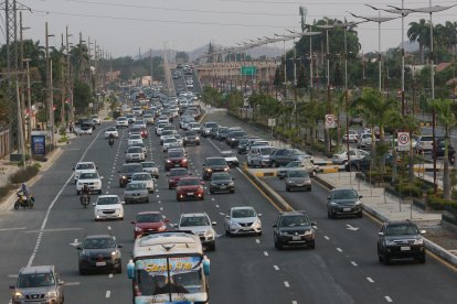 Congestión. En horas pico, el tránsito por la avenida Samborondón se ralentiza, a pesar de las alternativas viales.