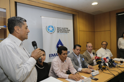 Anuncio. De izquierda a derecha, Guillermo Ayala (representante de los moradores) y la directiva de Emapag.