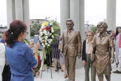 Las estatuas. Son de bronce y fueron construidas a tamaño real. Ayer los visitantes no dudaron en fotografiarlas.