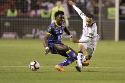 Roberto Ordóñez contribuyó en la recuperación en medio campo para la visita.