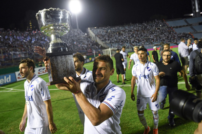 Los jugadores de Nacional celebran con el trofeo "caído".