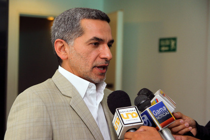 Fernando Alvarado, exsecretario de Comunicación, llegó a la Fiscalía escoltado por agentes policiales.