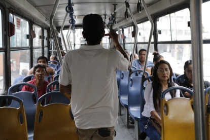 Preocupación. Por los constantes robos, los usuarios del transporte público temen cada vez que un vendedor informal se sube al bus a vender productos.