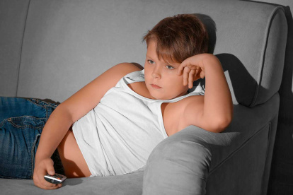 Pasar más de cuatro horas frente a la pantalla implica un riesgo para la salud de su hijo.