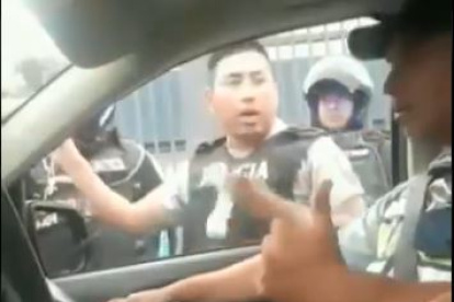 Ambos grupos de agentes grabaron el incidente.