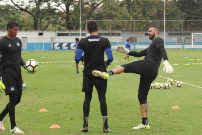 Esteban Dreer (d) pasa un momento ameno con los otros porteros, entonces, de Emelec.