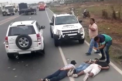 Los sospechosos  fueron interceptados por la Policía en la vía Lomas de Sargentillo-Nobol.