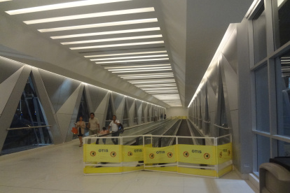 Algunas personas cruzan la estructura.