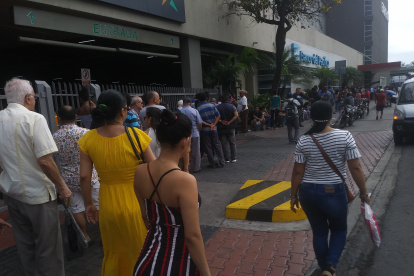 Son las 9:00, uno de los bancos en el Mall de Sur aún no abre y la fila es de cuadra y media.