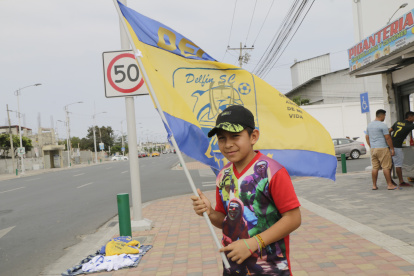 Desde temprano, en las inmediaciones del estadio, el comercio se activó.