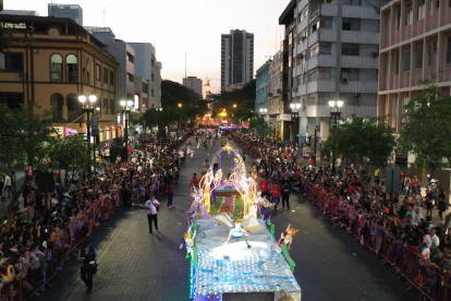 La marcha de los carros alegóricos obligó al cierre temporal de las calles aledañas a la avenida 9 de Octubre y también un tramo de la avenida Malecón, lo que provocó dificultades en el tránsito vehicular.