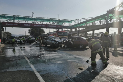 Los bomberos limpiaron la calzada para evitar otro accidente.