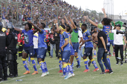 Así festejaron los jugadores cetáceos luego de imponerse en penales.