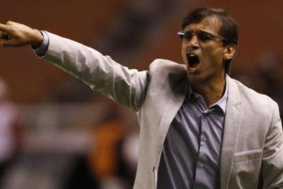 El entrenador argentino recibió una oferta para dirigir a Barcelona por dos temporadas. Llega como el técnico campeón del fútbol ecuatoriano.