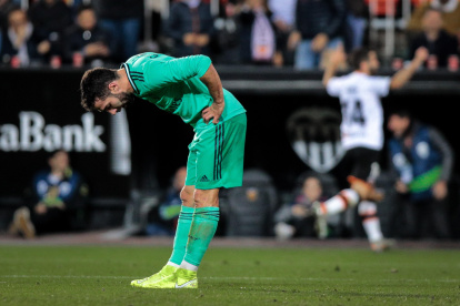 Los jugadores del Real Madrid exteriorizaron su desánimo por el empate que sabe a derrota.