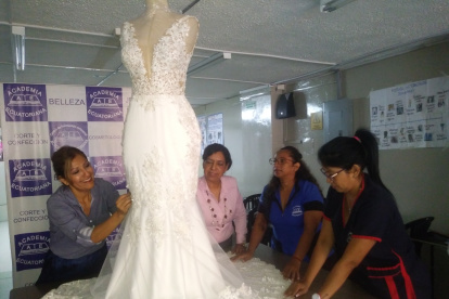 Este vestido de novia lo están bordando a mano. En material se ha invertido $ 300 (buscando el insumo más económico) y la mano de obra tiene un precio de $ 250.