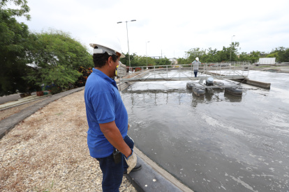 Agua. La captación del agua potable se hace en el río Daule, la descarga de aguas residuales en el Guayas.