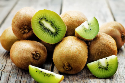 Comer dos kiwis antes de dormir te brindará algunos beneficios.