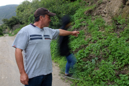 Camino. El hombre mostró el sitio en el que vio a la viuda con sus dos hermanos mayores. Es un camino de tierra y piedra cerca del camposanto.
