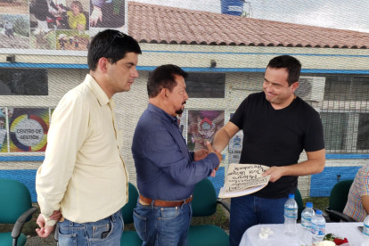 José Vásquez, cañicultor, entrega una carta al asambleísta Homero Catenier