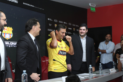 La dirigencia de Barcelona presentó al argentino Fabián Bustos como nuevo técnico del equipo.